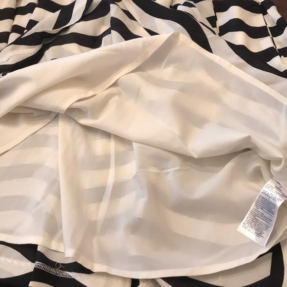 NWOT, Banana Republic pleated skirt. - Picture 7 of 8